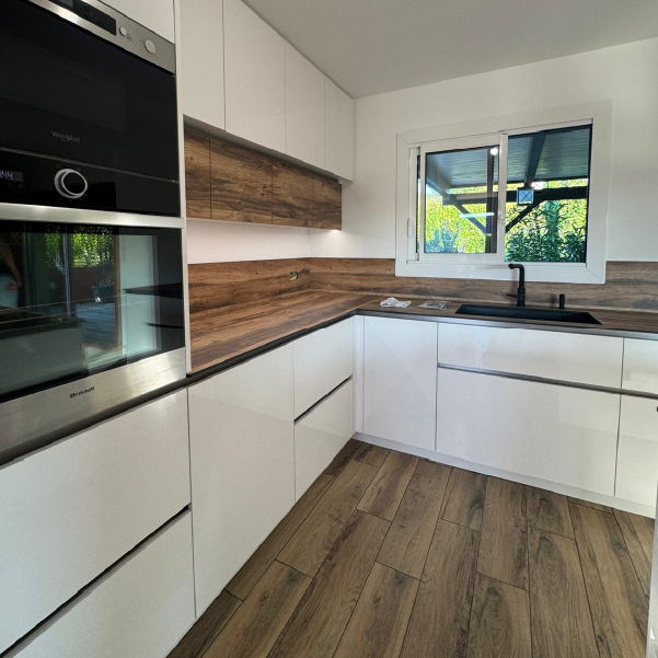 agencement d'une cuisine blanc et bois